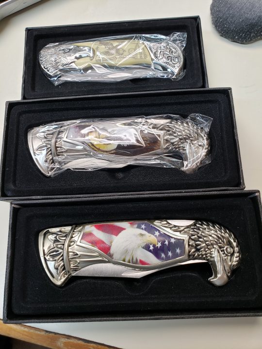 A wonderful Americana bald eagle knife set